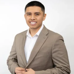 Dennis Bravo Headshot